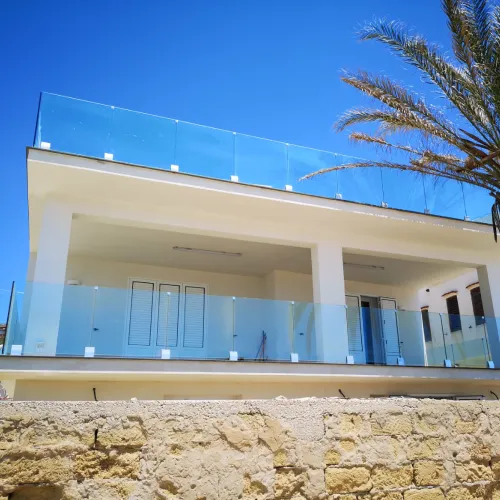 Frameless Glass Railing for Clearer Views and More Refined Architecture